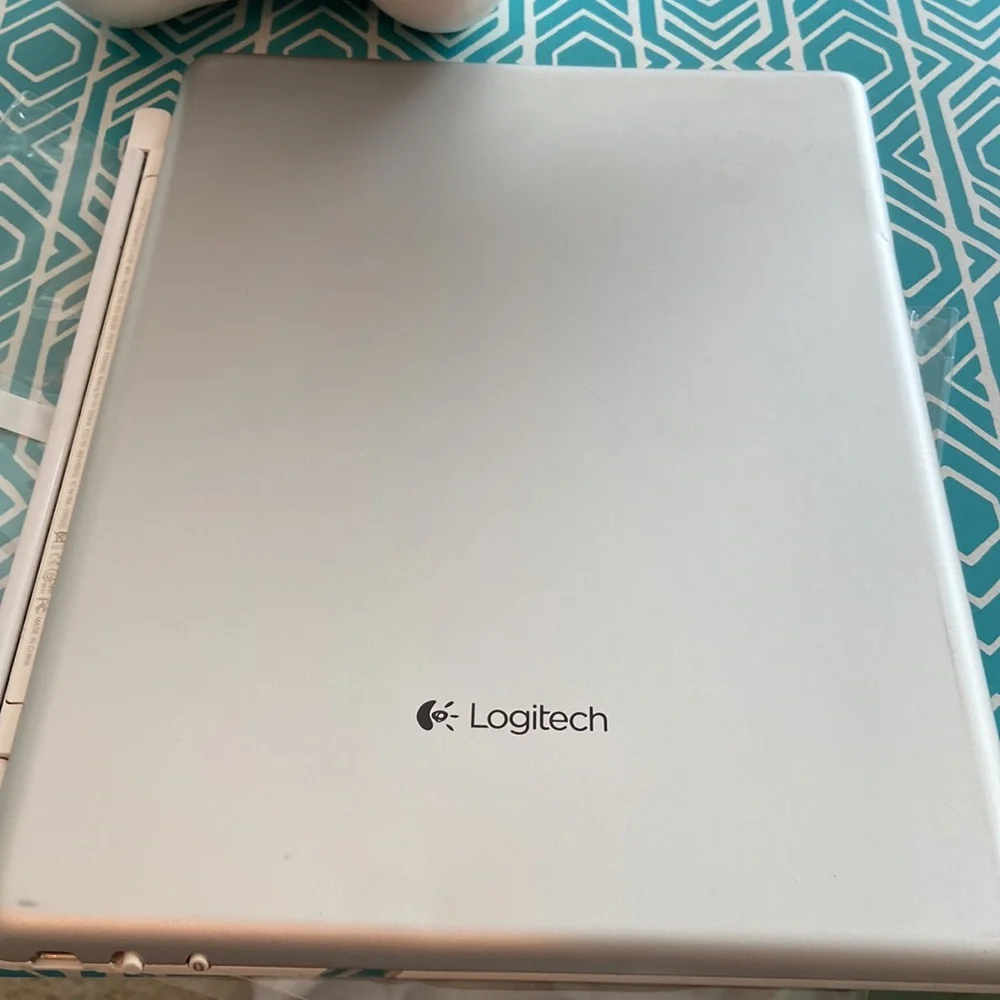 Bluetooth Logitech Ultra-thin Keyboard Cover, for iPad 2(3rd and 4th generation)